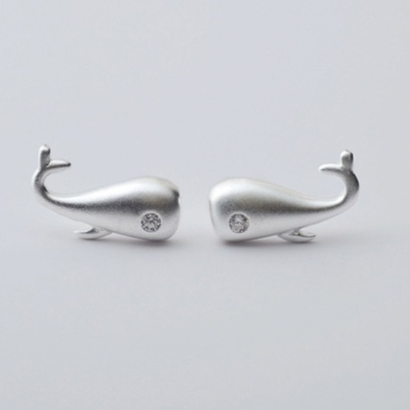Jewelry - Adorable small whale earrings